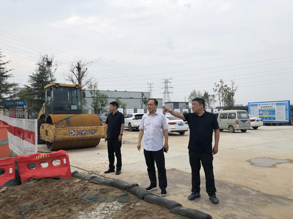 鄭州市建設(shè)投資集團有限公司黨委委員、副總經(jīng)理張巖到侯寨新鎮(zhèn)區(qū)安置區(qū)調(diào)研項目建設(shè)工作