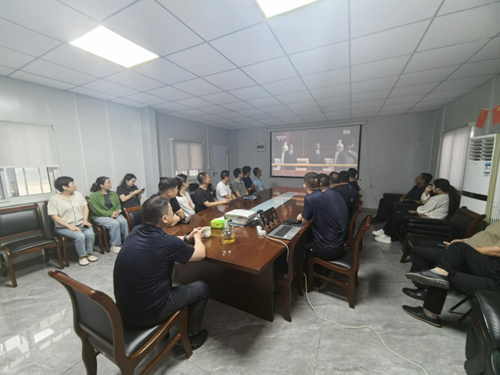 鄭州中鼎置業(yè)有限公司組織公司全體員工觀看閱兵儀式